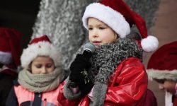 Zdjęcie przedstawia dziewczynkę w czapce Św. Mikołaja