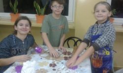 Zdjęcie przedstawia grupę dzieci przy robieniu ciastek