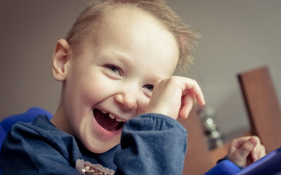 Zdjęcie przedstawia chłopczyka z uśmiechem od ucha do ucha