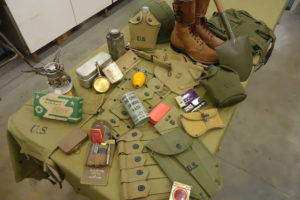 Zdjęcie przedstawia przedmioty na charytatywną licytację militarną