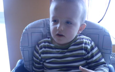 Zdjęcie chłopczyka w bluzce w paski niebiesko -zielone