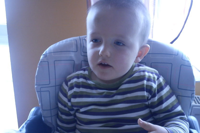 Zdjęcie chłopczyka w bluzce w paski niebiesko -zielone
