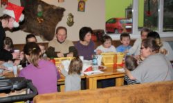 Zdjęcie przedstawia rodziców z dziećmi przy stole