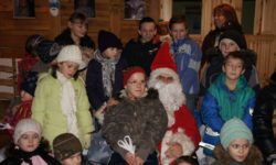 Zdjęcie przedstawia grupę dzieci ze św. Mikołajem