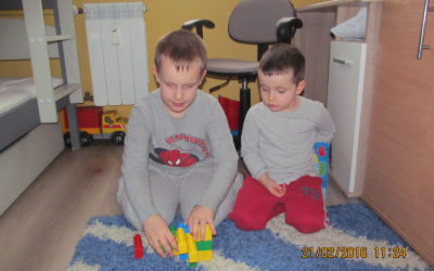 Zdjęcie przedstawia chłopców bawiących się zabawkami