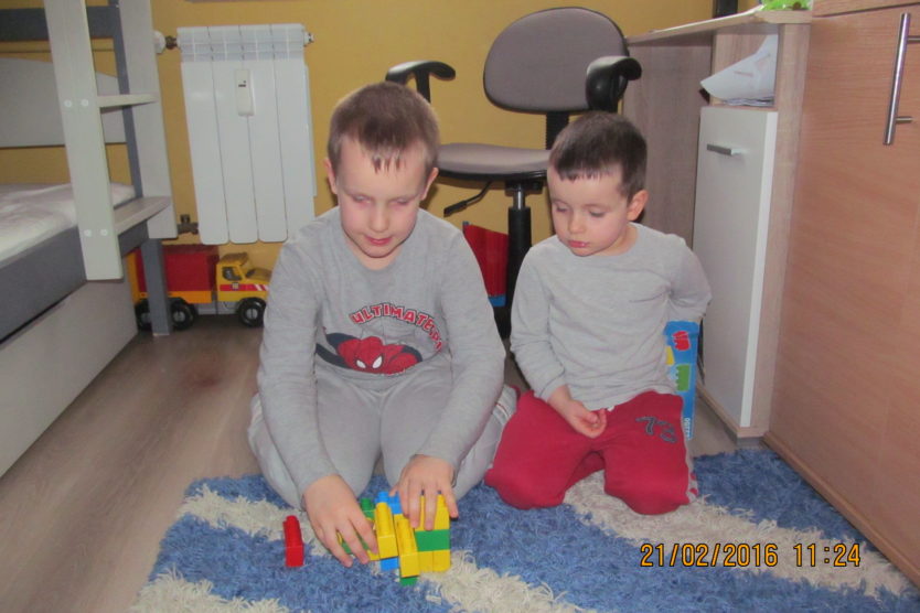Zdjęcie przedstawia chłopców bawiących się zabawkami