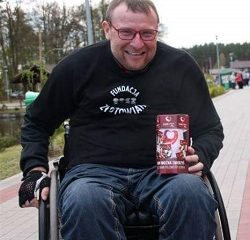 Zdjęcie przedstawia mężczyznę na wózku