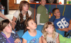 Zdjęcie przedstawia dwóch chłopców i cztery dziewczynki