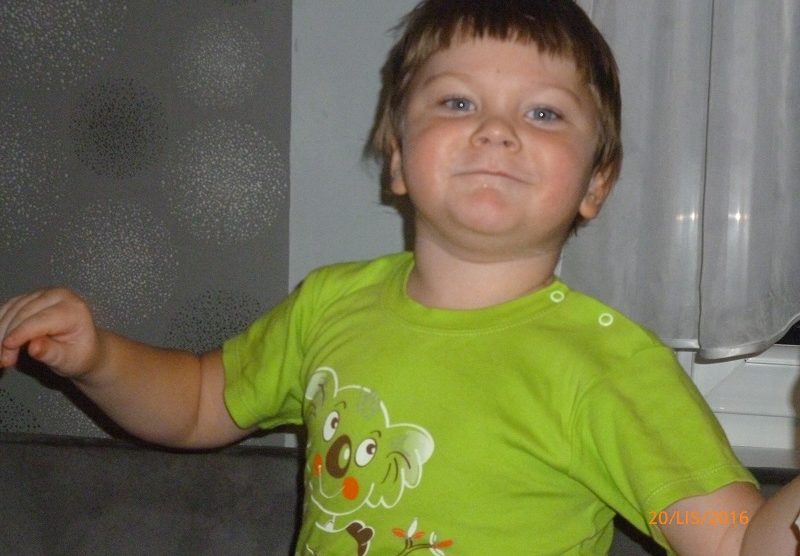 Zdjęcie przedstawia chłopczyka w seledynowej bluzce