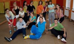 Zdjęcie przedstawia grupę młodzieży w sali tanecznej