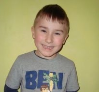 Zdjęcie przedstawia chłopca uśmiechniętego