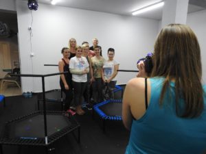 Zdjęcie przedstawia grupę kobiet w sali z trampolinami