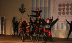 Zdjęcie przedstawia Gruziński zespół taneczny