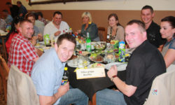 Zdjęcie przedstawia dziesięć osób przy stole