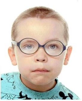Zdjęcie przedstawia chłopca w okularach
