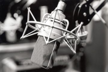 Zdjęcie przedstawia mikrofon