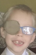 zdjęcie przedstawia chłopca w okularach