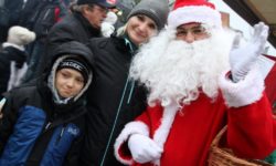 Zdjęcie przedstawia chłopca z mamą i z Św. Mikołajem