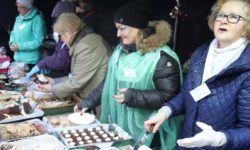 Zdjęcie przedstawia kobiety nakładające ciasta