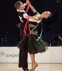 Zdjęcie przedstawia parę tańczącą
