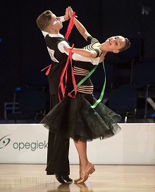 Zdjęcie przedstawia parę tańczącą