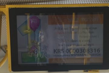 Zdjęcie przedstawia komunikat 1% na ekranie w autobusie