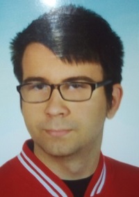 Zdjęcie przedstawia mężczyznę w okularach