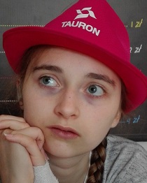 Zdjęcie przedstawia dziewczynkę w kapeluszu