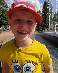 Zdjęcie przedstawia chłopca czapką z daszkiem