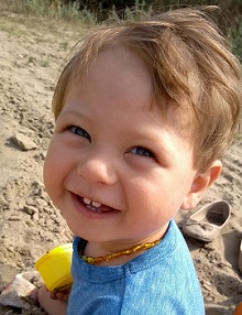 zdjęcie przedstawia chłopca uśmiechniętego
