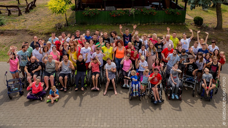 Zdjęcie przedstawia grupę osób niepełnosprawnych wraz z wolontariuszami