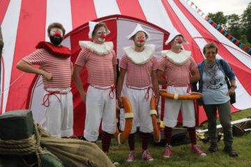 Zdjęcie przedstawia grupę mężczyzn przebranych za klaunów