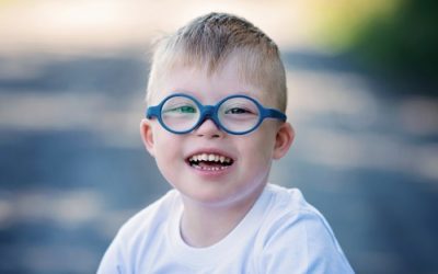Zdjęcie przedstawia chłopca w okularach