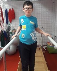 Zdjęcie przedstawia chłopca ćwiczącego