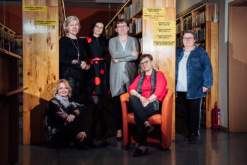 Zdjęcie przedstawia sześć kobiet w bibliotece