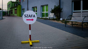Zdjęcie przedstawia znak "SZAFA"