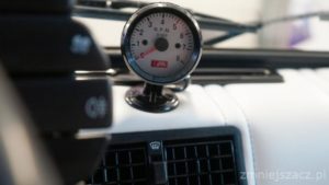 Zdjęcie przedstawia zegar samochodowy Fiata 126p