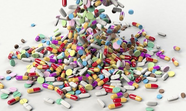 Zdjęcie przedstawia dużo różnych tabletek i kapsułek