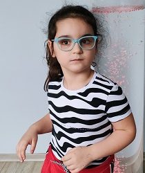 Zdjęcie przedstawia dziewczynkę w koszulce w paski z okularami