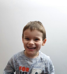 Zdjęcie przedstawia chłopca radosnego
