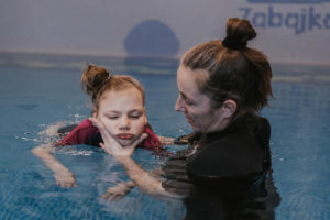 Zdjęcie przedstawia Dziewczynkę z Rehabilitantką w basenie