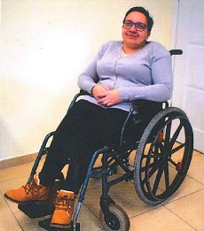 Zdjęcie przedstawia kobietę na wózku