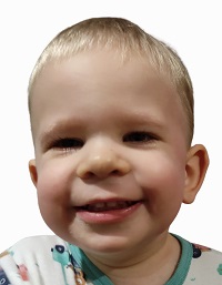 Zdjęcie przedstawia chłopca uśmiechniętego