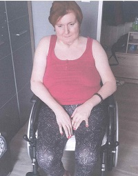 Zdjęcie przedstawia kobietę siedzącą na wózku
